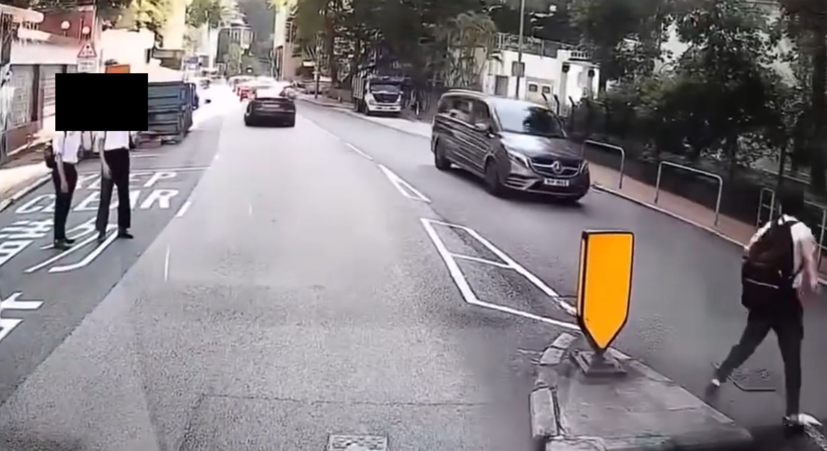 車Cam直擊｜中學生亂過馬路「跳出跳入」