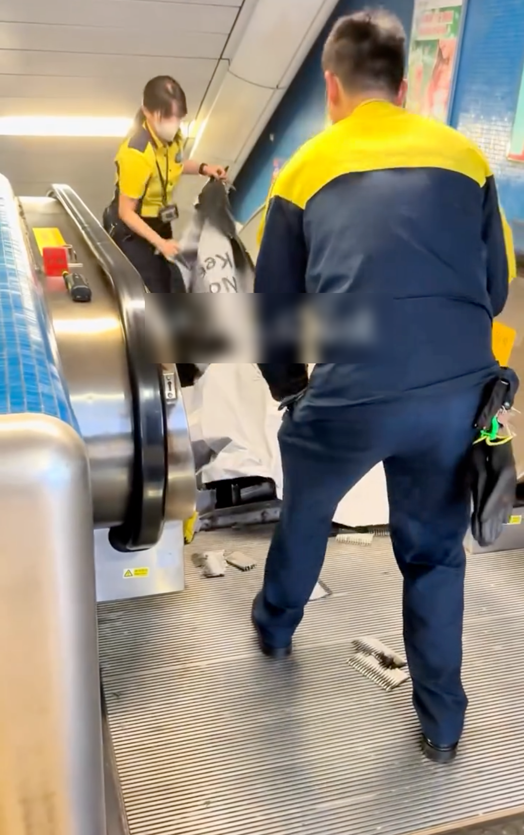 港鐵職員迅速到場，立即鋪上「暫停使用」的布幕封閉該扶手電梯。
