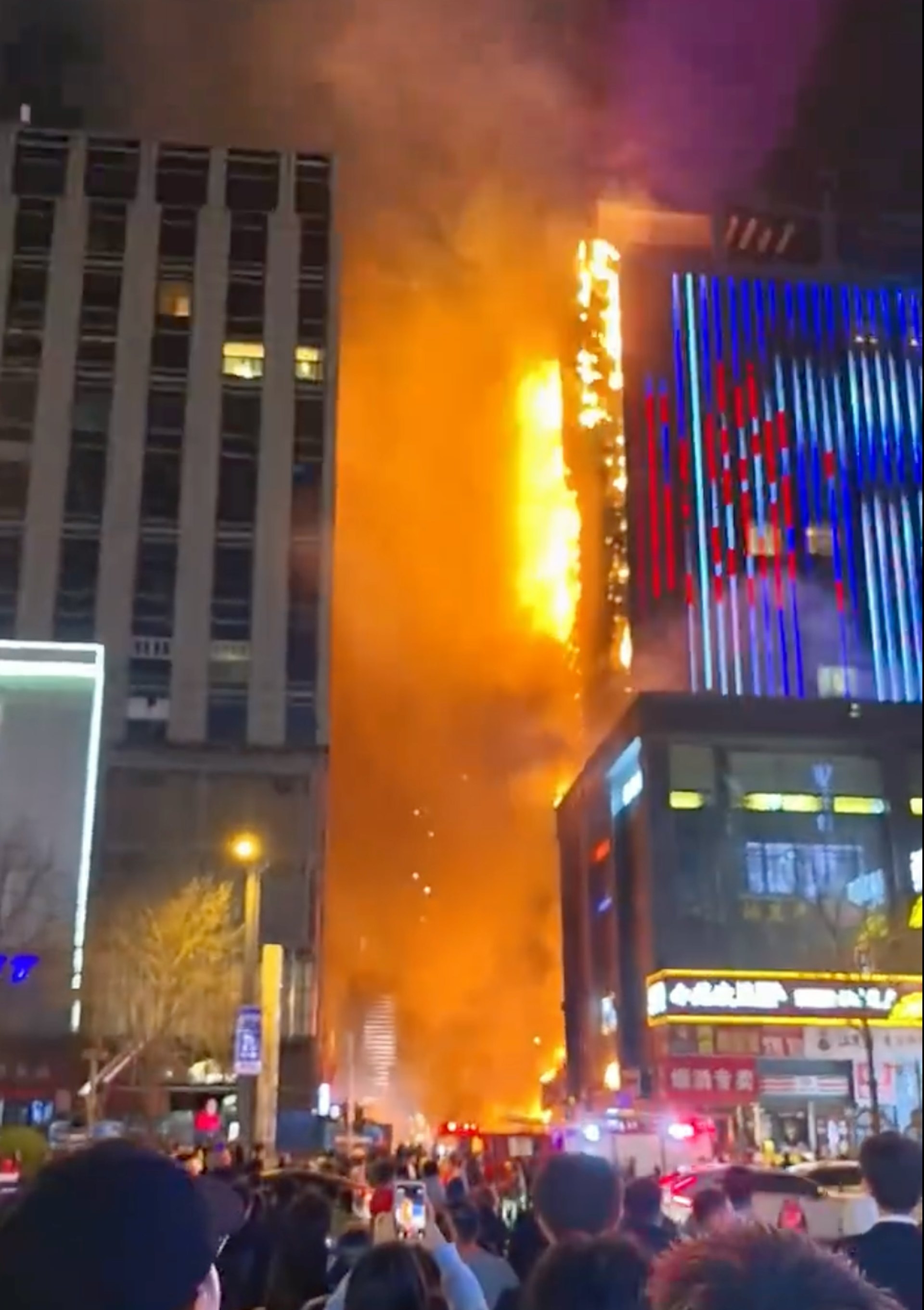 周圍有不少民眾圍觀（網上圖片） 