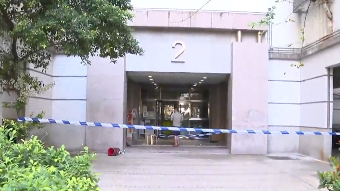 警員封鎖俊宏軒二座對開調查。