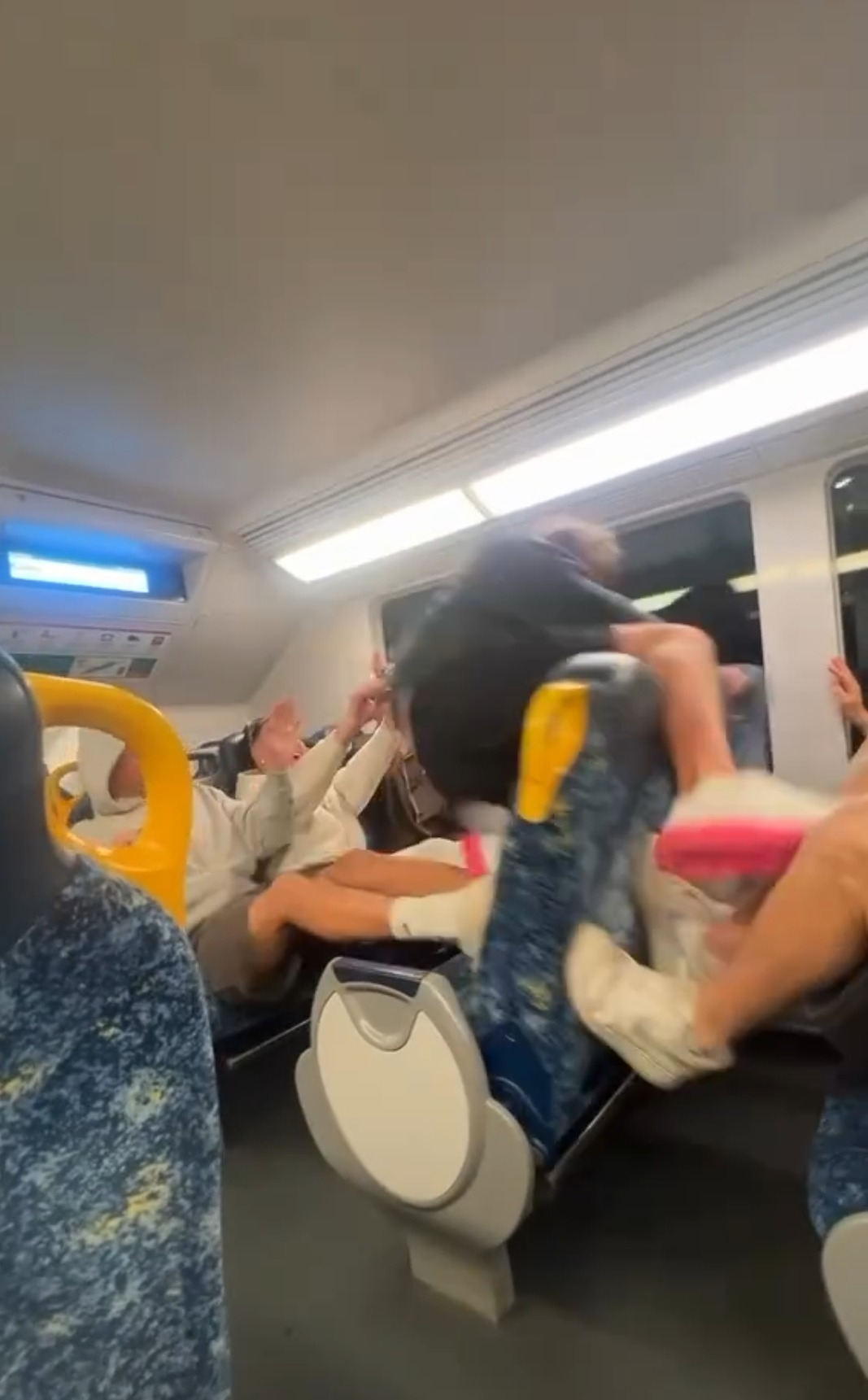 涉事影片所見，一名乘客坐在中間一列座椅的椅背上，其他人則分別坐在前後排，伸腳頂住椅背並用力搖晃，令整張椅子前後擺動，彷如機動遊戲。