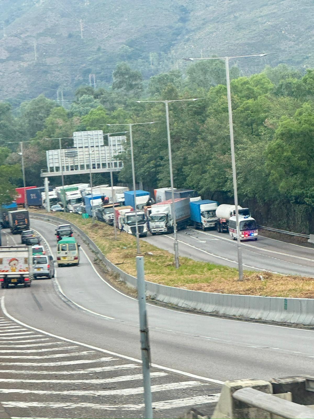 新田公路「4車串燒」多輛大型車輛相撞　一名司機腳部受傷被困 (Facebook@Bosco Chu)