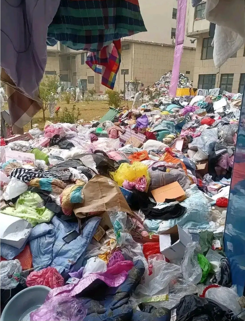 大量員工行李被丟棄堆積如山。網絡圖片