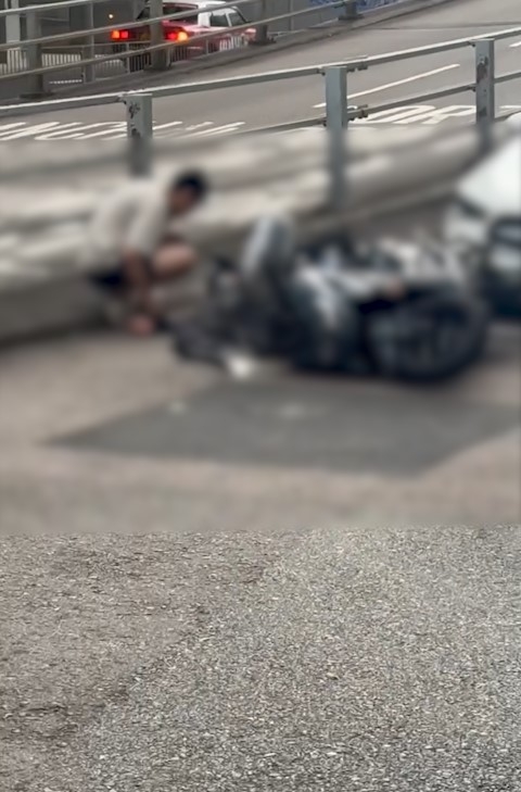 灣仔軍器廠街私家車與電單車相撞　鐵騎士受傷倒地。(FB@Kh Chan )