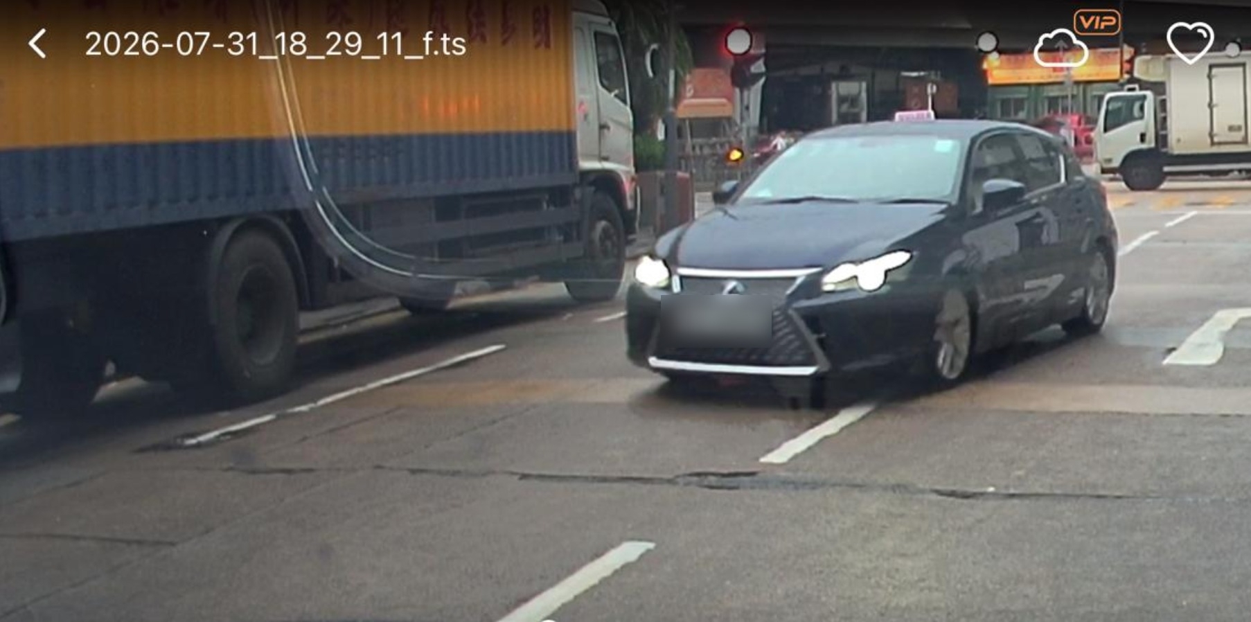東張西望報料｜葵涌驚現私家車逆線左轉　無視路面箭嘴闖入對頭線　司機嚇到急煞避讓 （報料人提供）