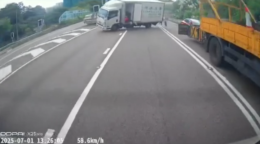 車Cam直擊｜吐露港公路貨車開快車失控　打「白鴿轉」飄移連跨3線