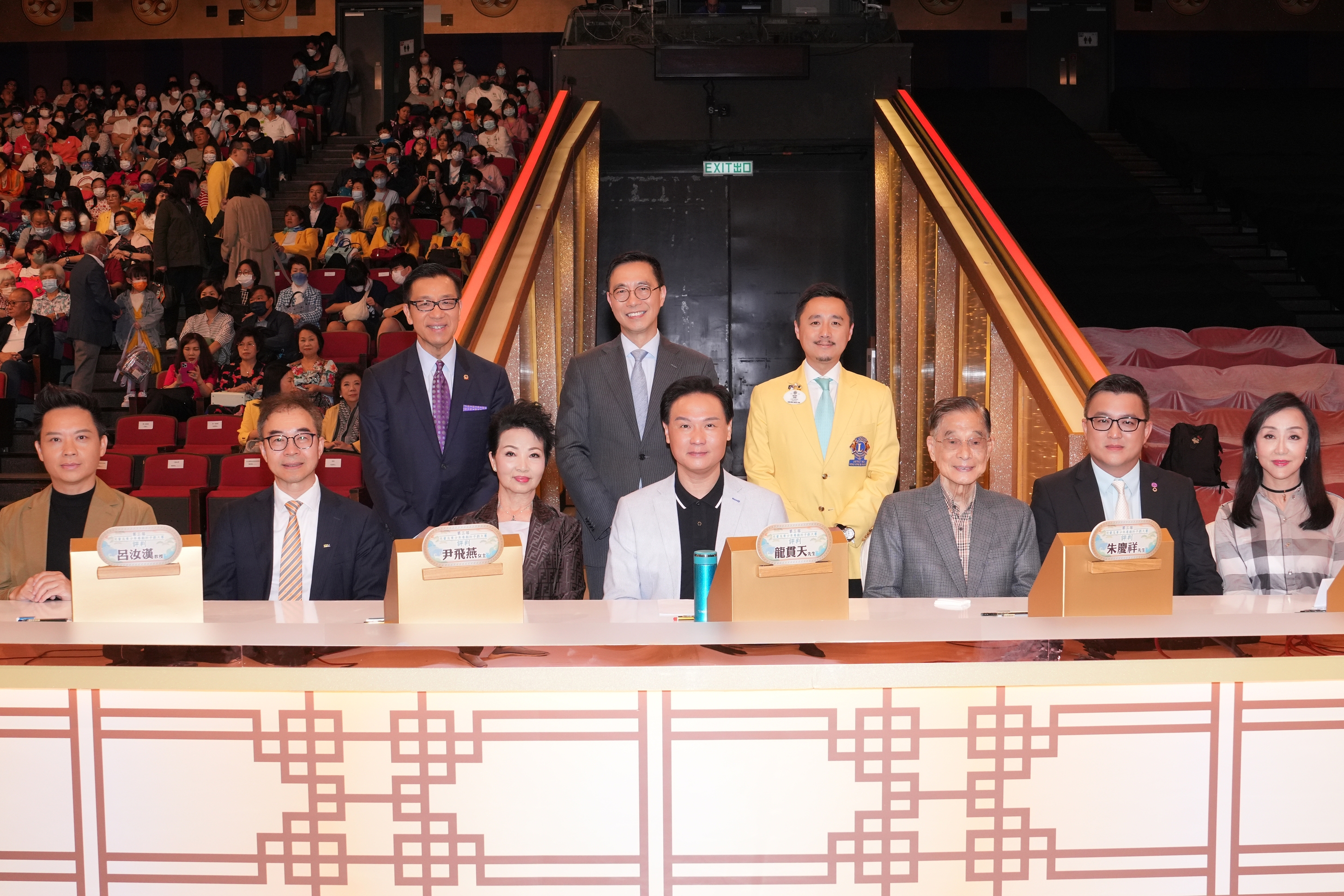 「第三屆全港兒童及青少年粵劇折子戲公開大賽」大會主席楊偉誠博士(後排左一)歡迎主禮嘉賓文化體育及旅遊局楊潤雄局長, GBS, JP（後排中）及國際獅子總會中國港澳三○三區總監冼健岷先生（後排右一）,感謝一眾資深粵劇老倌與音樂家擔任大會評判。