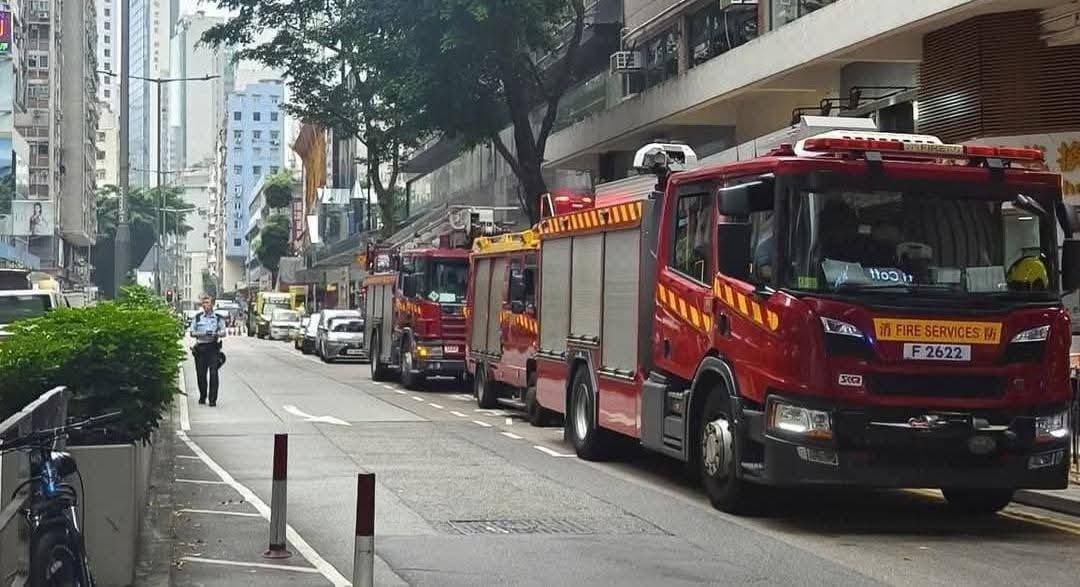 消防、高空拯救等部門接報到場實施救援