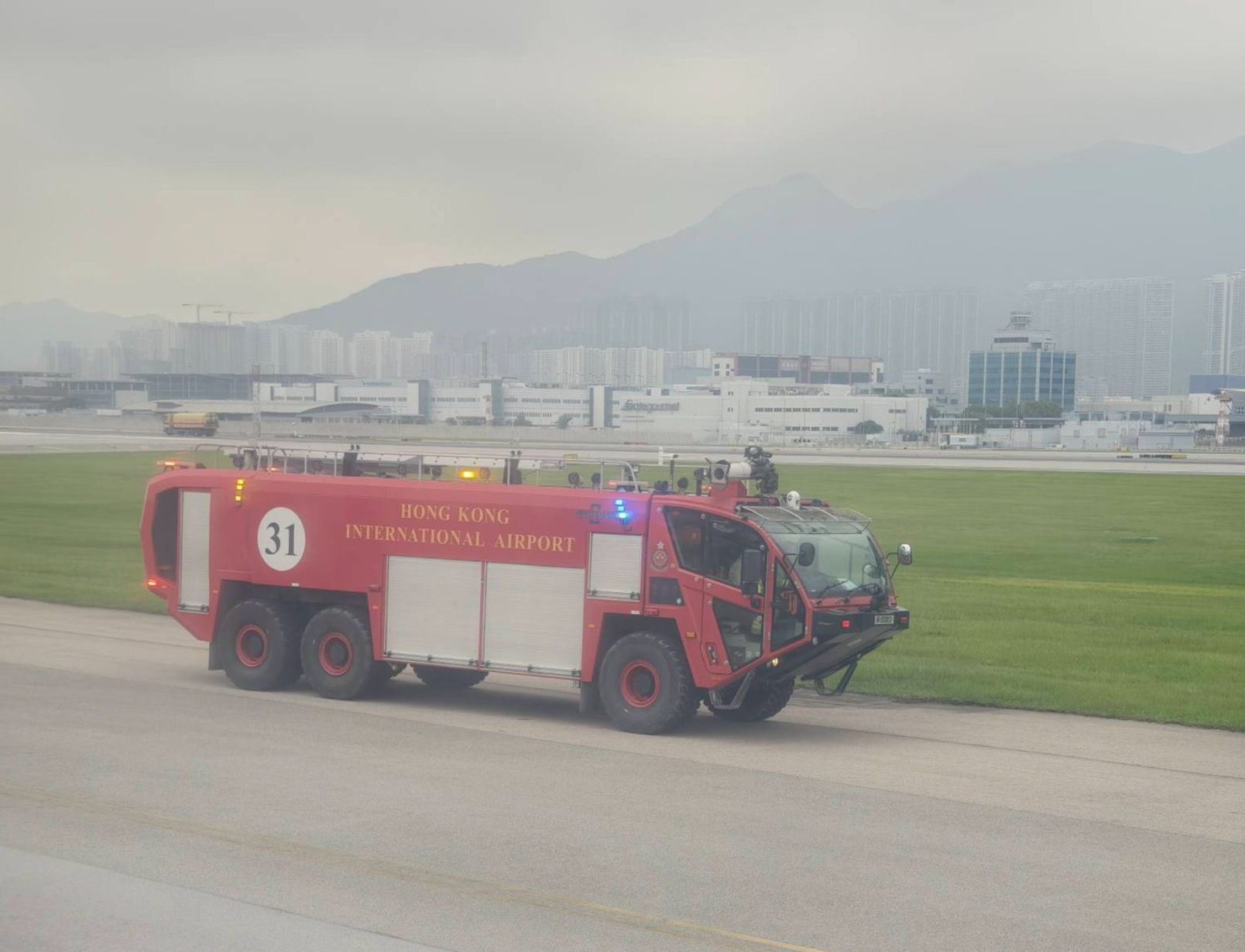 馬航MH79客機香港機場赴吉隆坡　準備起飛期間「爆胎」急刹停 （FB＠Richard Hou）