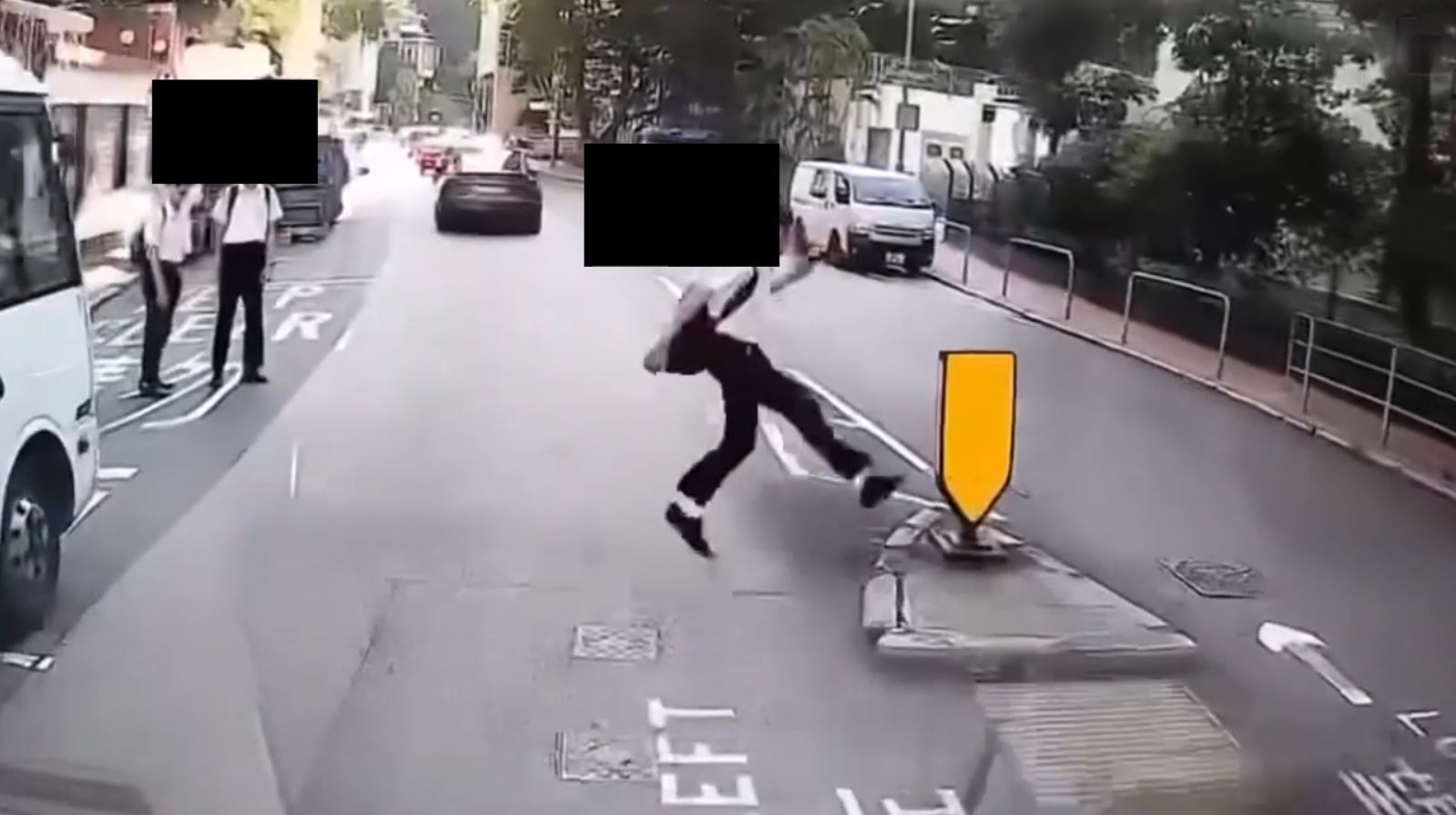 車Cam直擊｜中學生亂過馬路「跳出跳入」