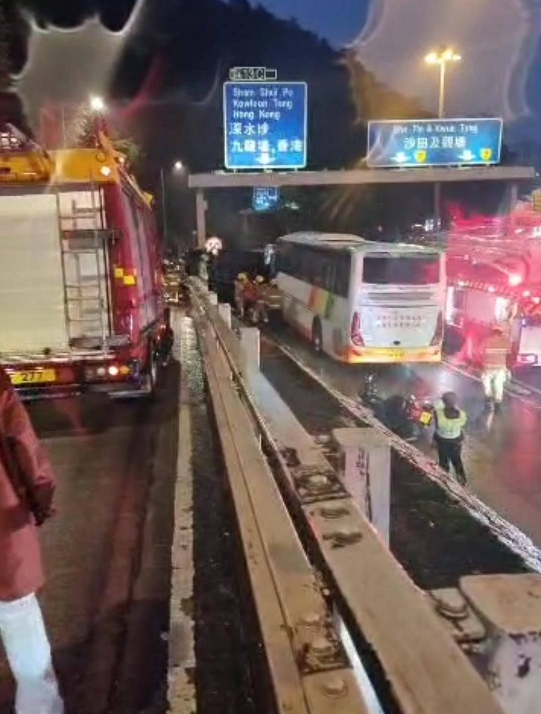 長沙灣呈祥道貨車翻側疑失控，電單車鐵騎士急煞跣低被壓。(網上圖片)