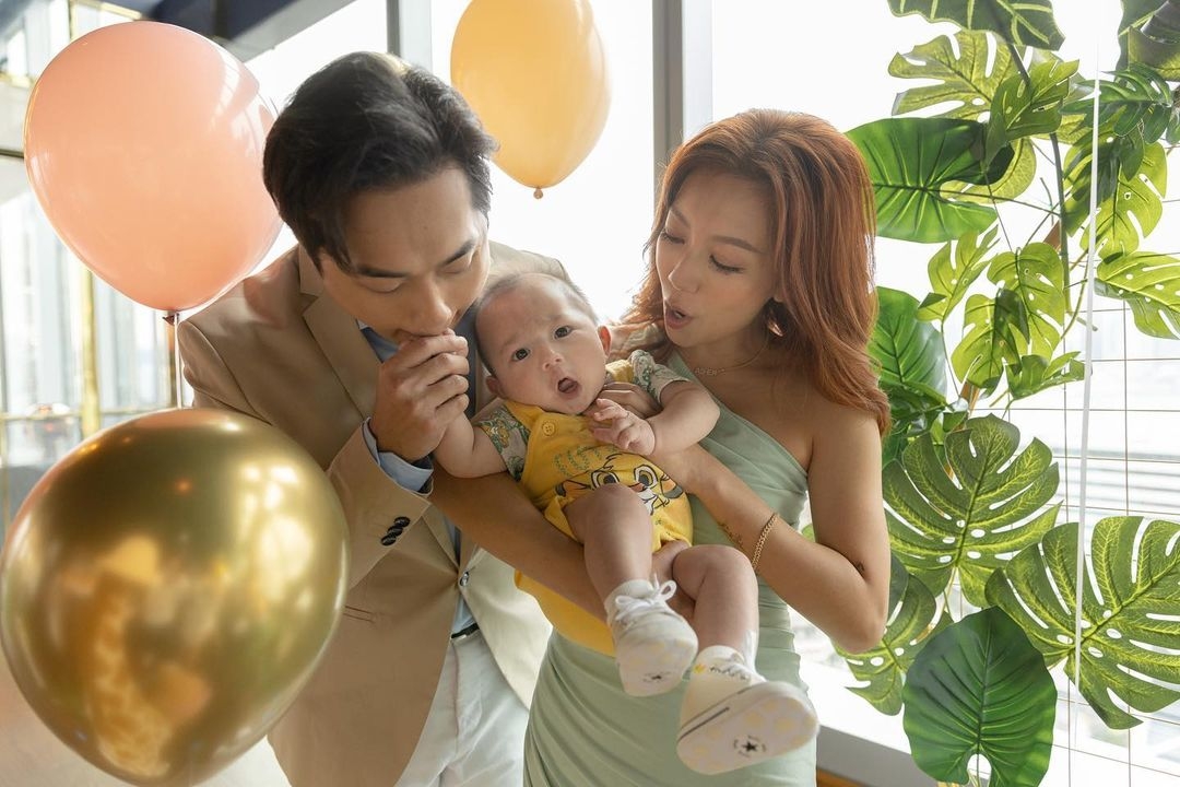 何雁詩同鄭俊弘早前為兒子Asher舉行180日宴。