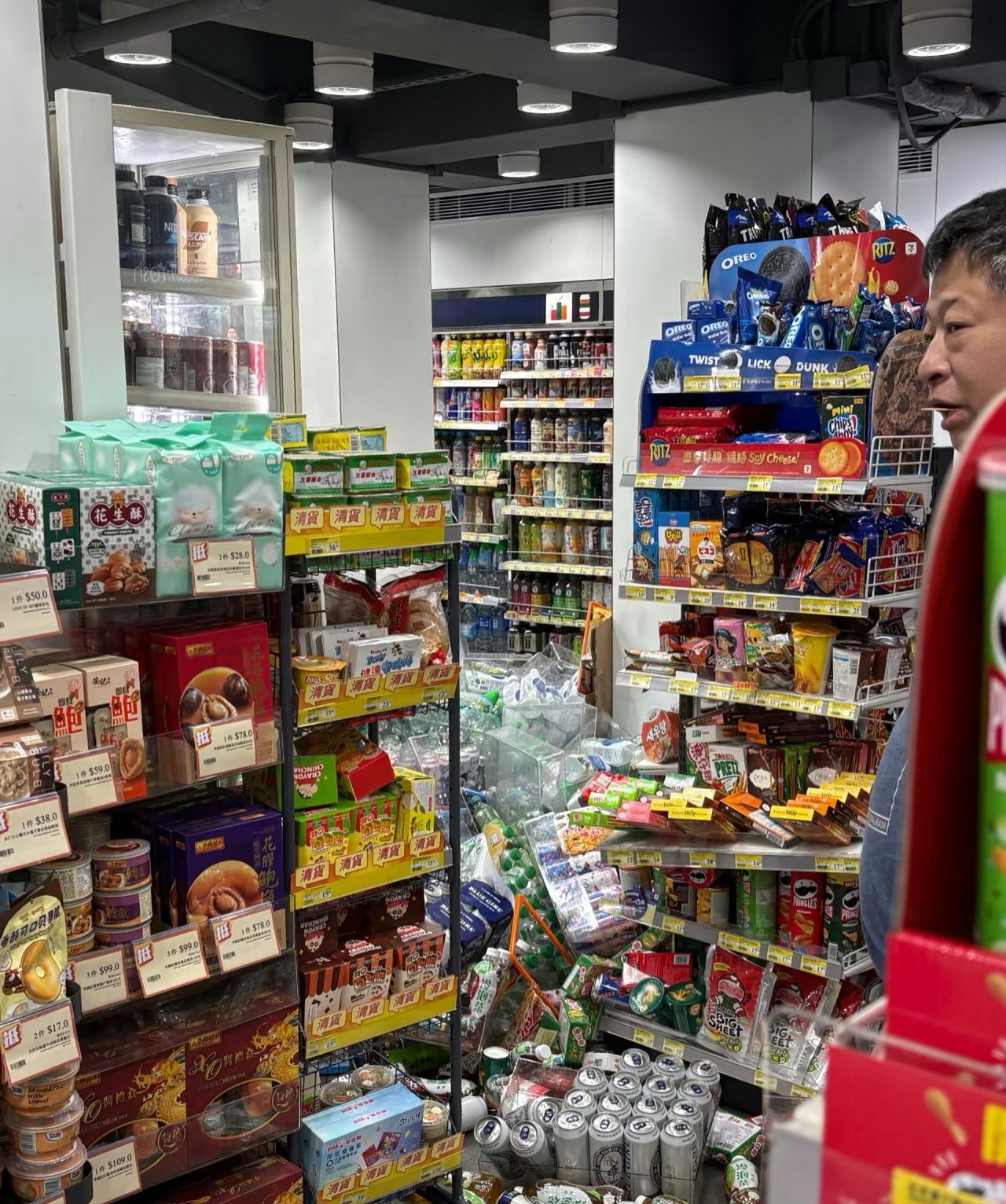 車Cam直擊｜綠Van撞便利店事發一刻畫面曝光　小巴先剷安全島再撞店內