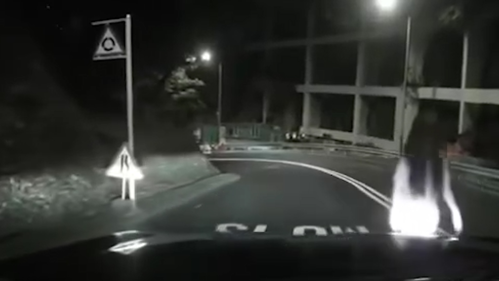 車Cam直擊｜北角路中心突現「長髮女子」　片主嚇窒：太空油定鬼