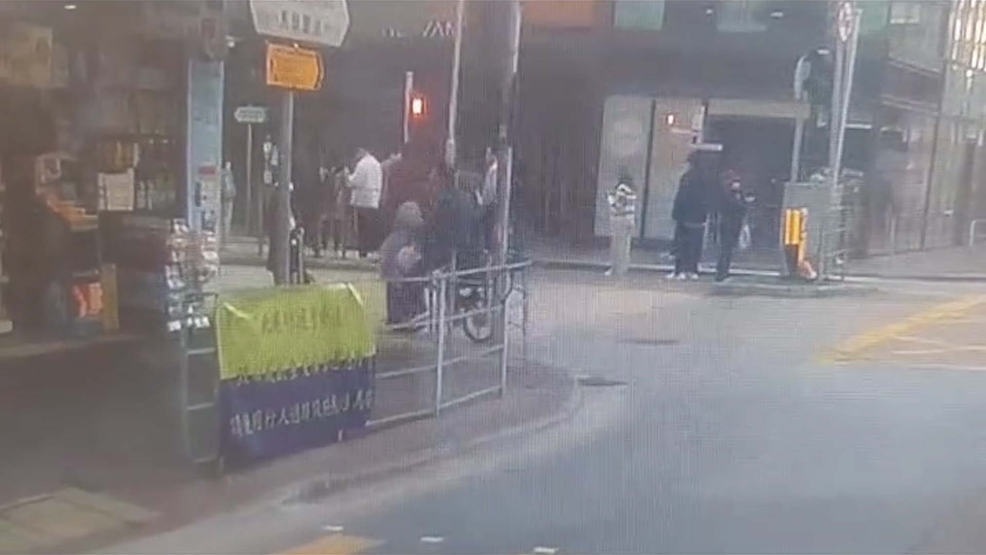 車Cam直擊｜紅磡外賣單車「衝紅燈」撞過馬路街坊　過路女途人慘被撞倒地