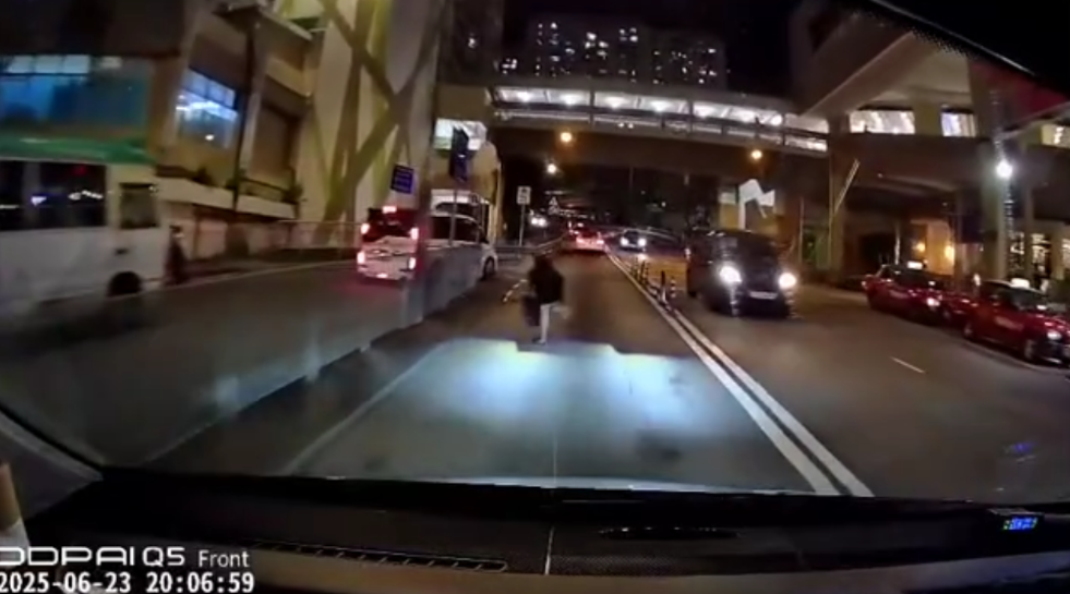 車Cam直擊｜清水灣道驚險一幕 黑裙女衝車陣過馬路 跌倒撞欄跪地嚇親司機