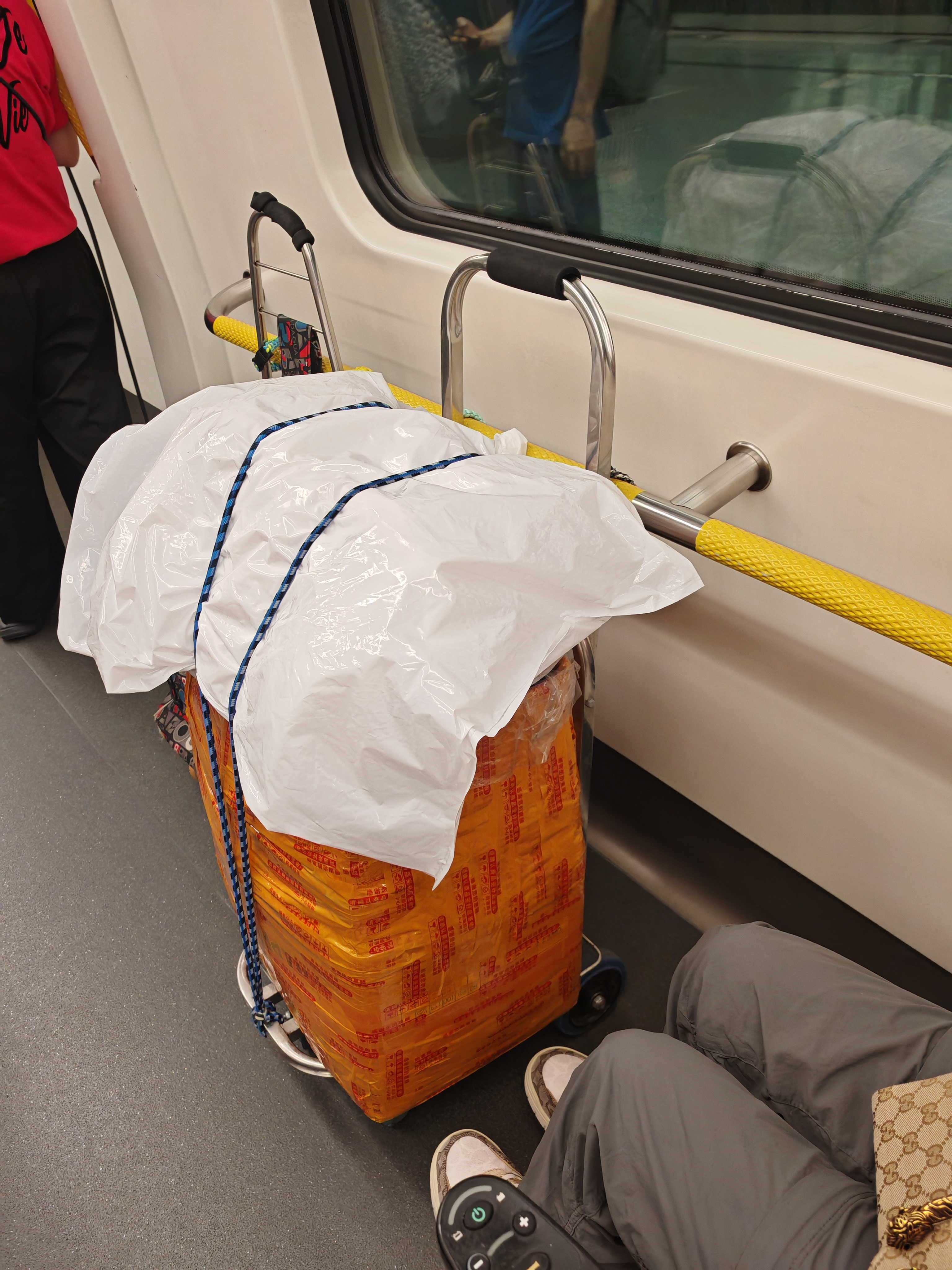 東張西望報料｜輪椅位變「貨物停泊位」　港鐵車廂拖車仔霸空間　觀眾不滿報東張 （觀眾Anthony報料）