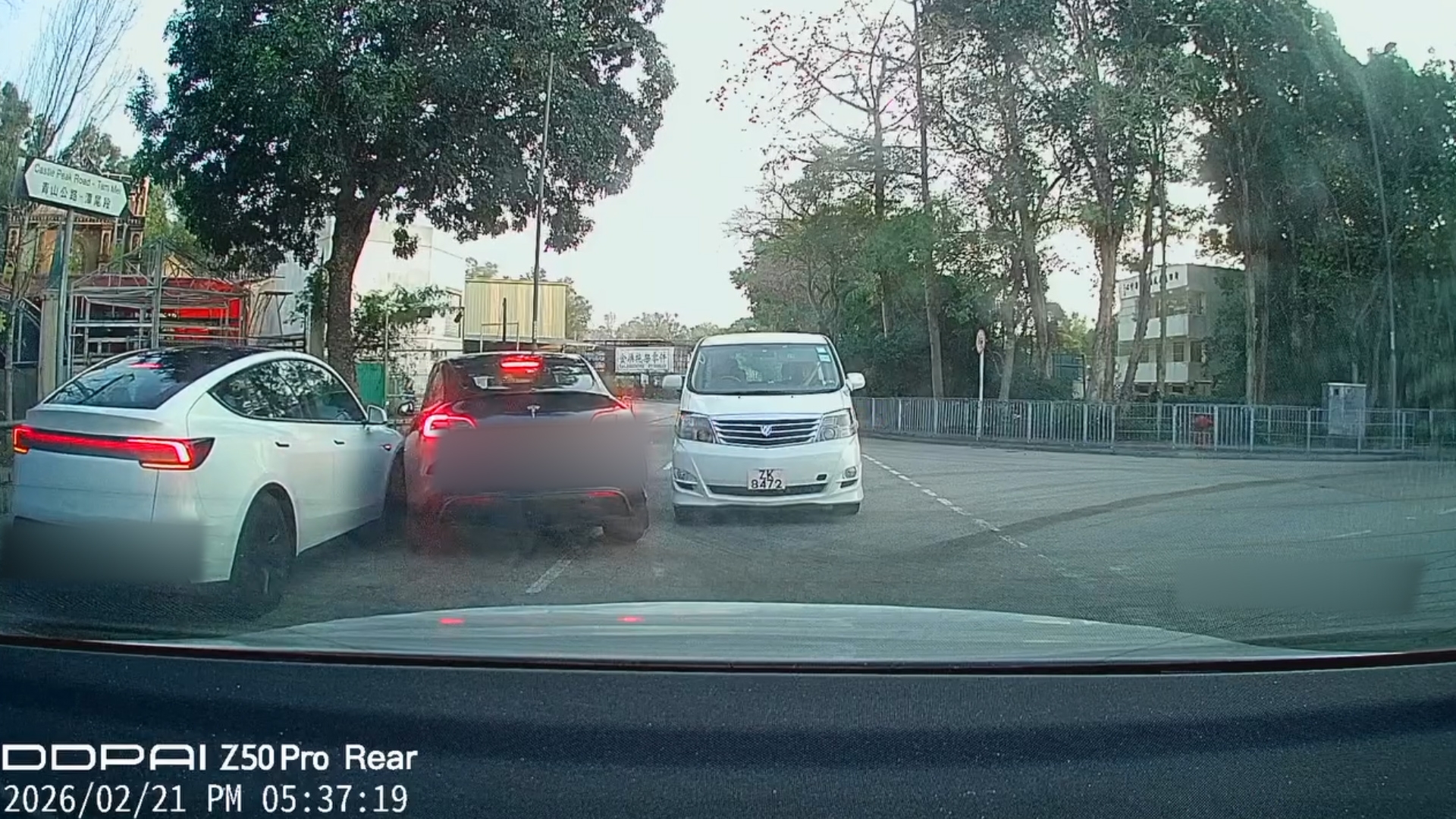 車Cam直擊｜Tesla T車「相煎何太急」　疑爭位變撞車引討論：到底邊個錯