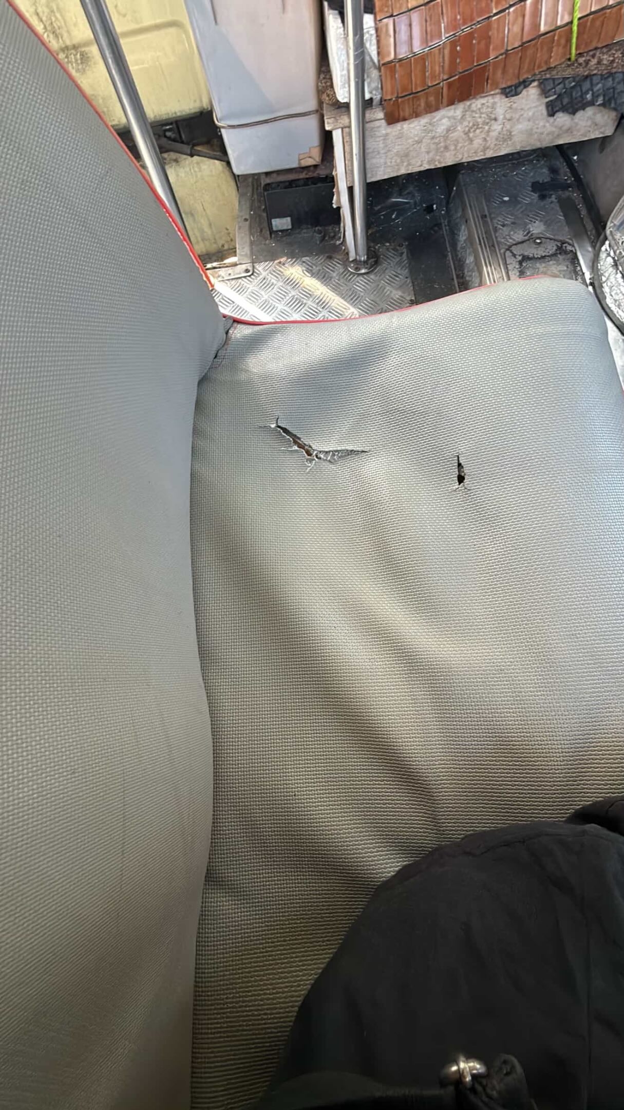 亦有人反映自身經歷：「我果架無安全帶添⋯⋯」，反映部分小巴車輛安全設備未臻完善。