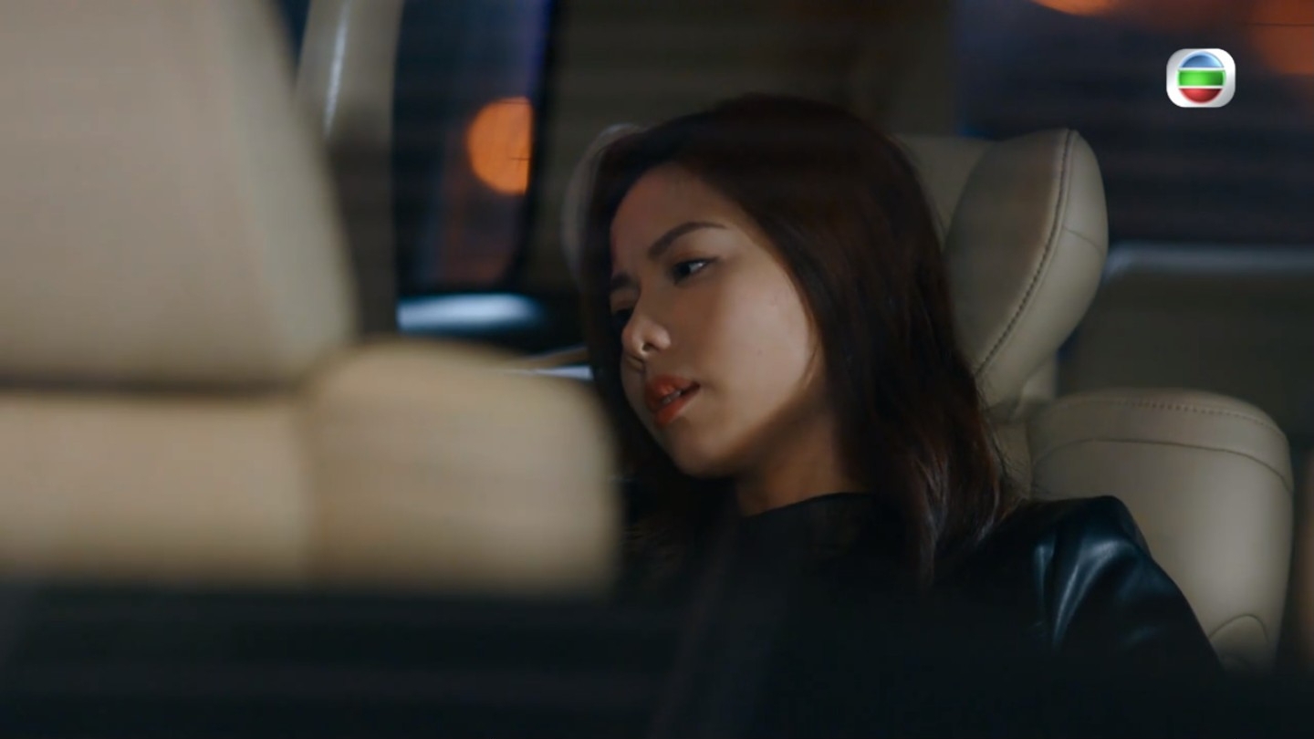 遇兇徒攔車意圖綁架的Emma，意外撞傷額頭。