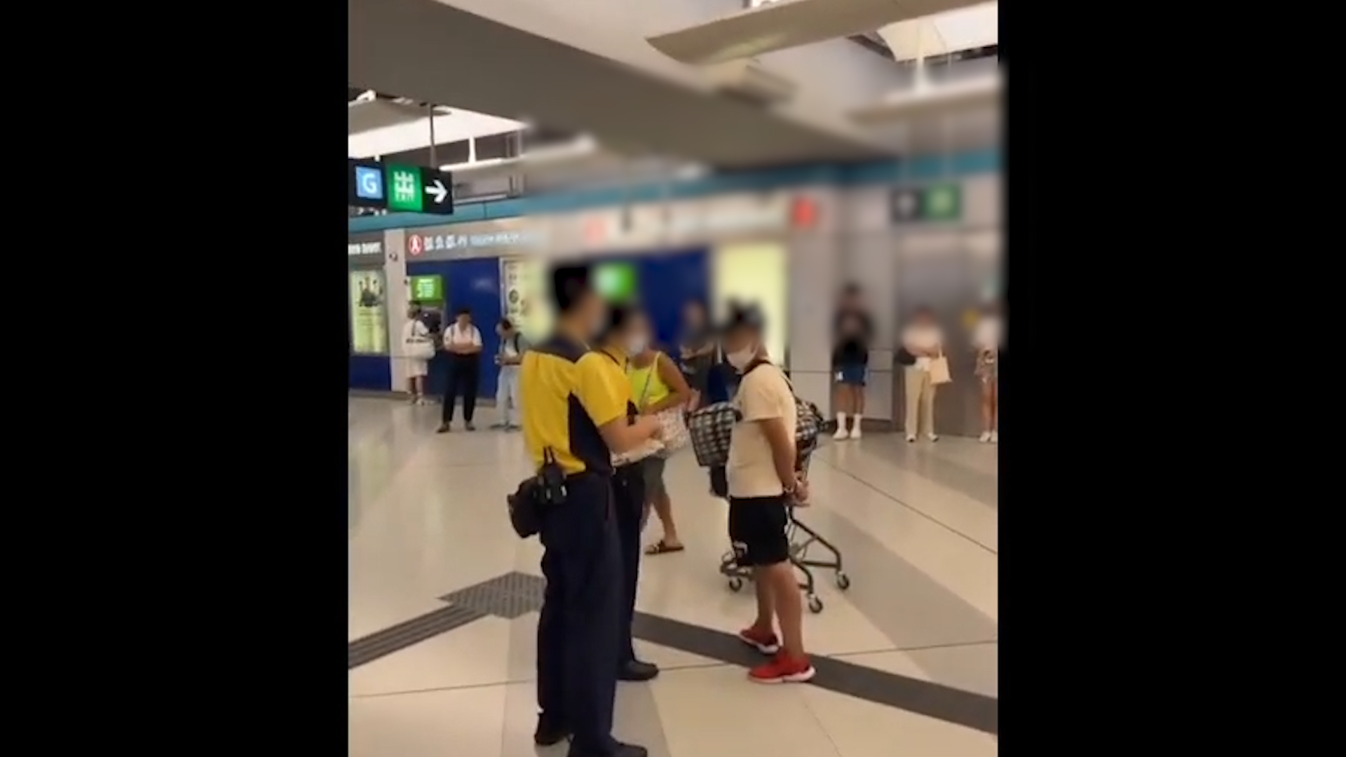 港鐵元朗站男乘客推大型行李遭拒入閘　與職員激烈爭執影片網絡瘋傳
