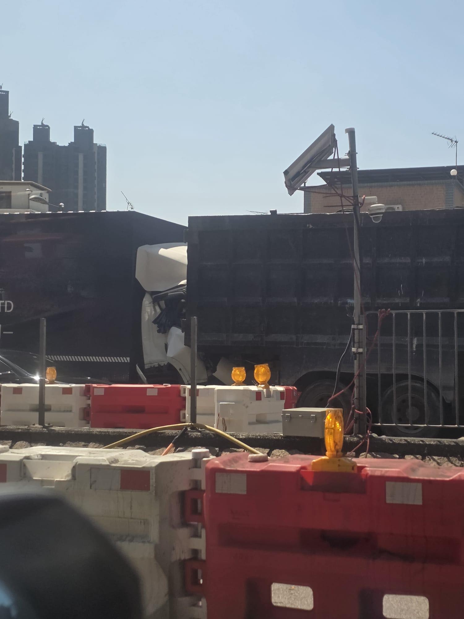 貨車駕駛室嚴重損毀凹陷。（Facebook圖片／車cam L（香港群組）／Bosco Chu）