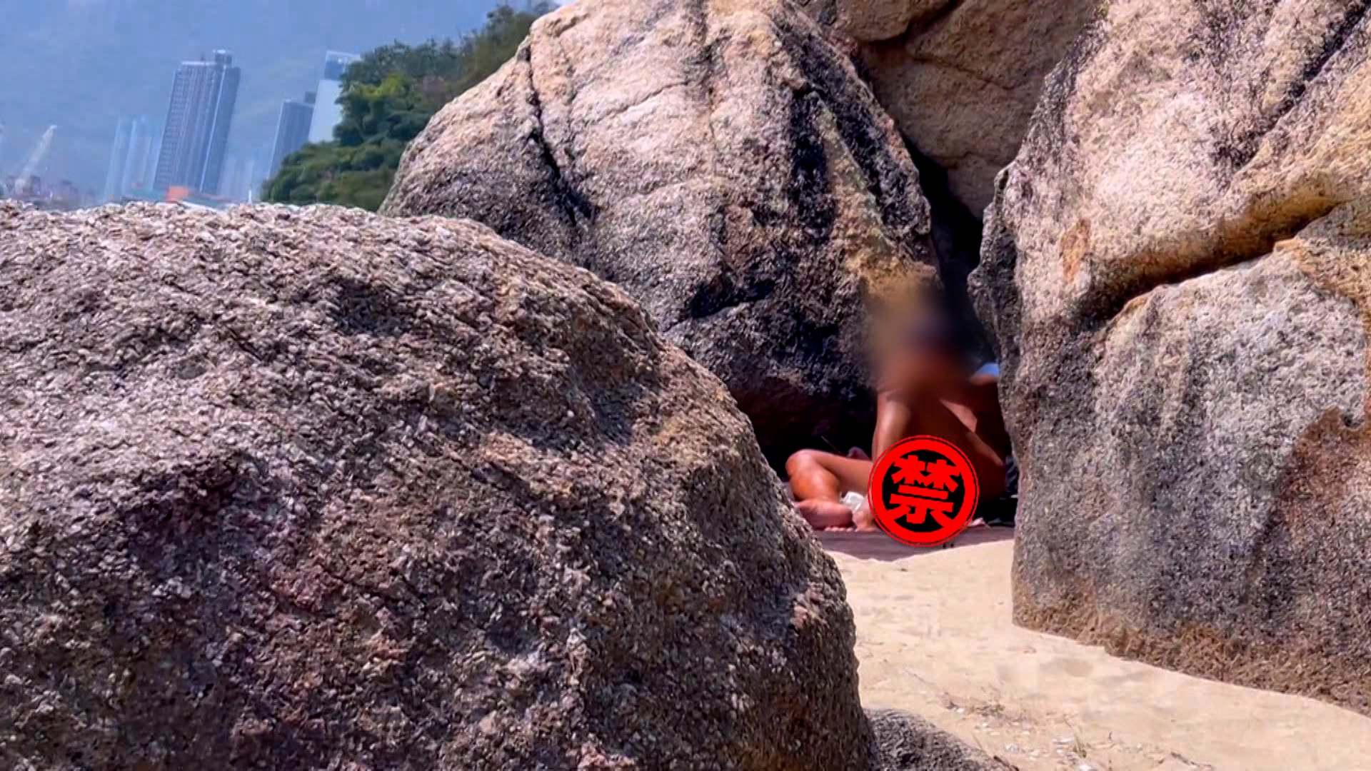 這天下午1時許，又有一名男士躲在石灘位置，這裏被大石重重包圍，隱藏性極高。他皮膚黝黑，很明顯常曬太陽。