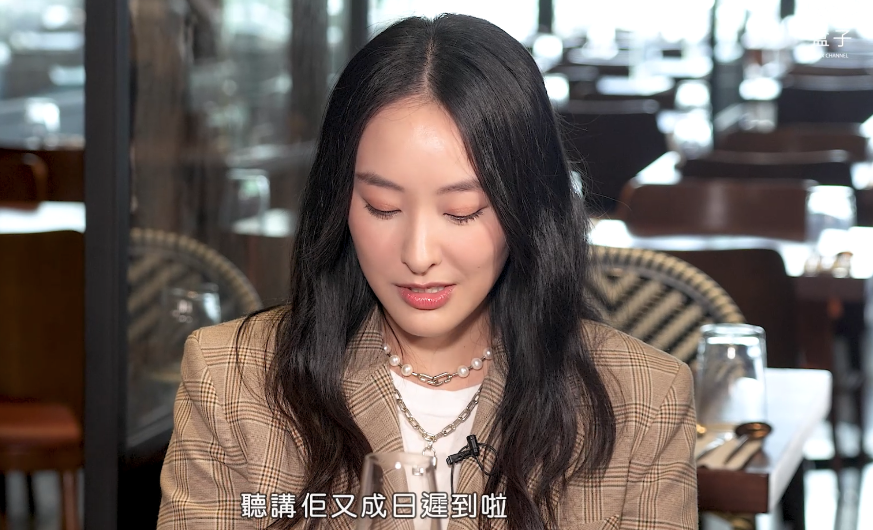 陳瀅稱嗰位女藝人上咗某位高層阿姐間房篤背脊，提示係呢位女藝人開工「成日遲到」。