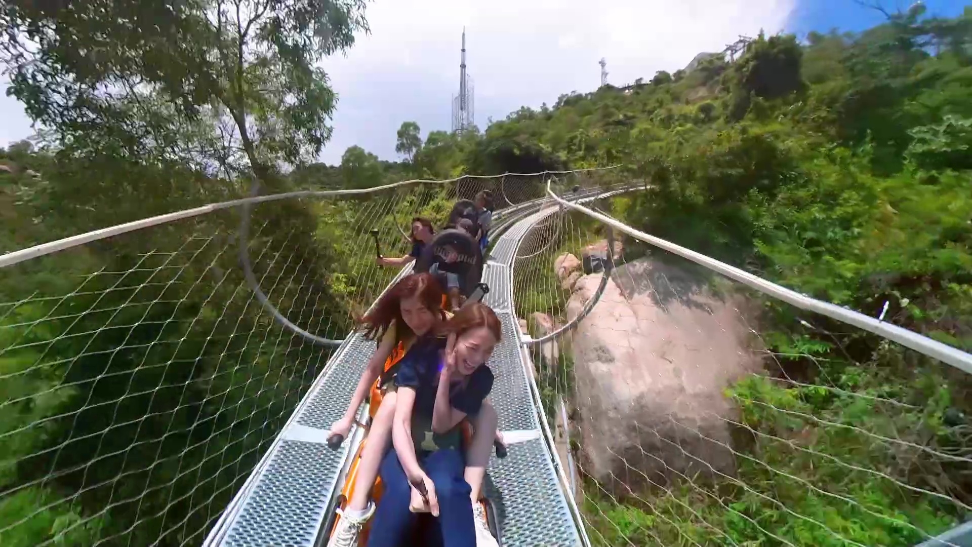 沚默喺落山期間瘋狂尖叫嗌到拆天。