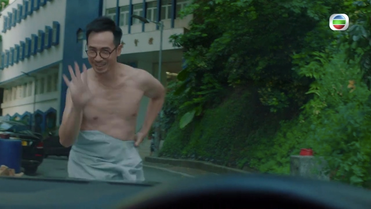 陳豪「逃」走番屋企個樣，又係喜感十足。