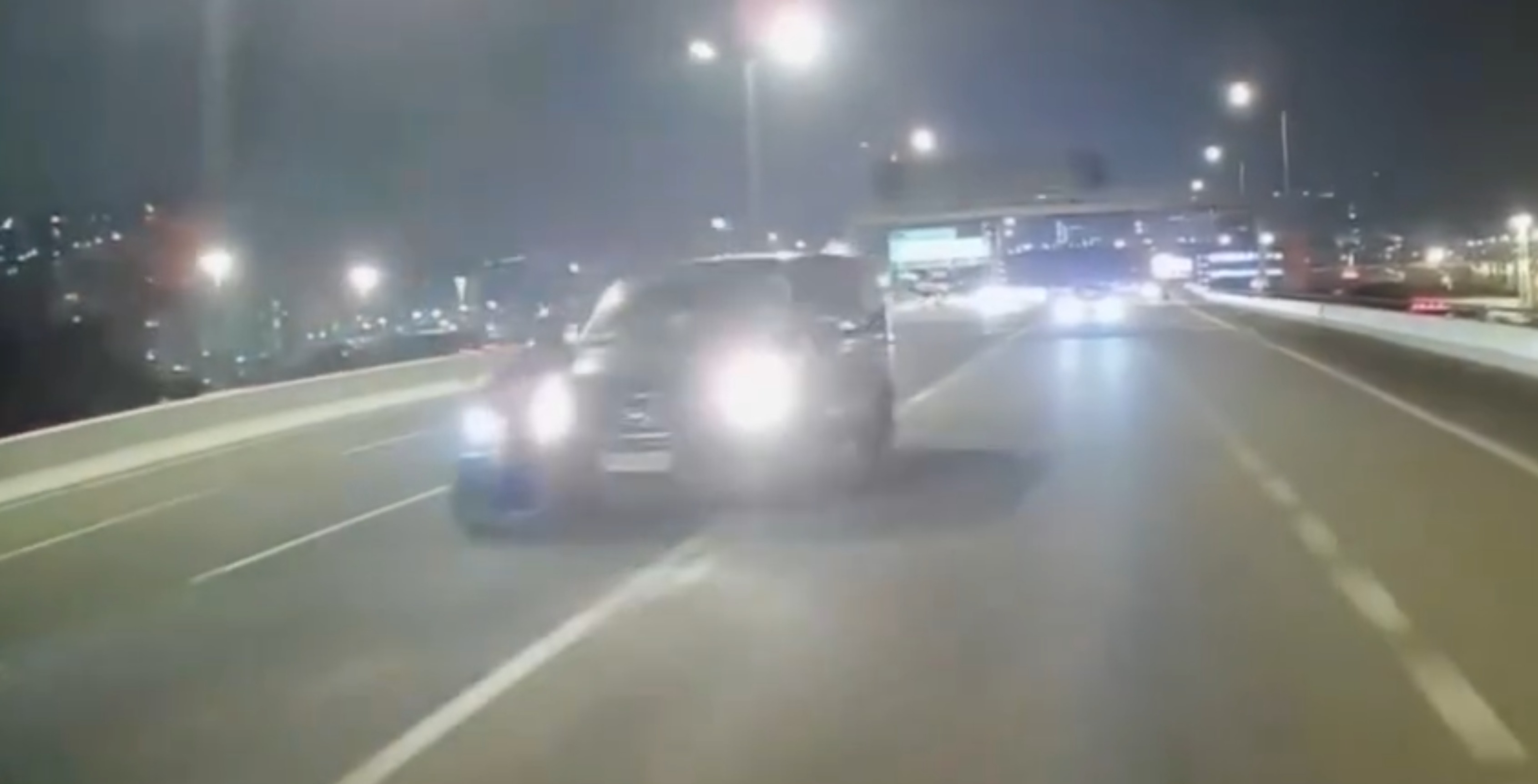 青葵公路貨Van連切兩線撞電單車　37歲騎士送院　網民直斥：想謀殺！