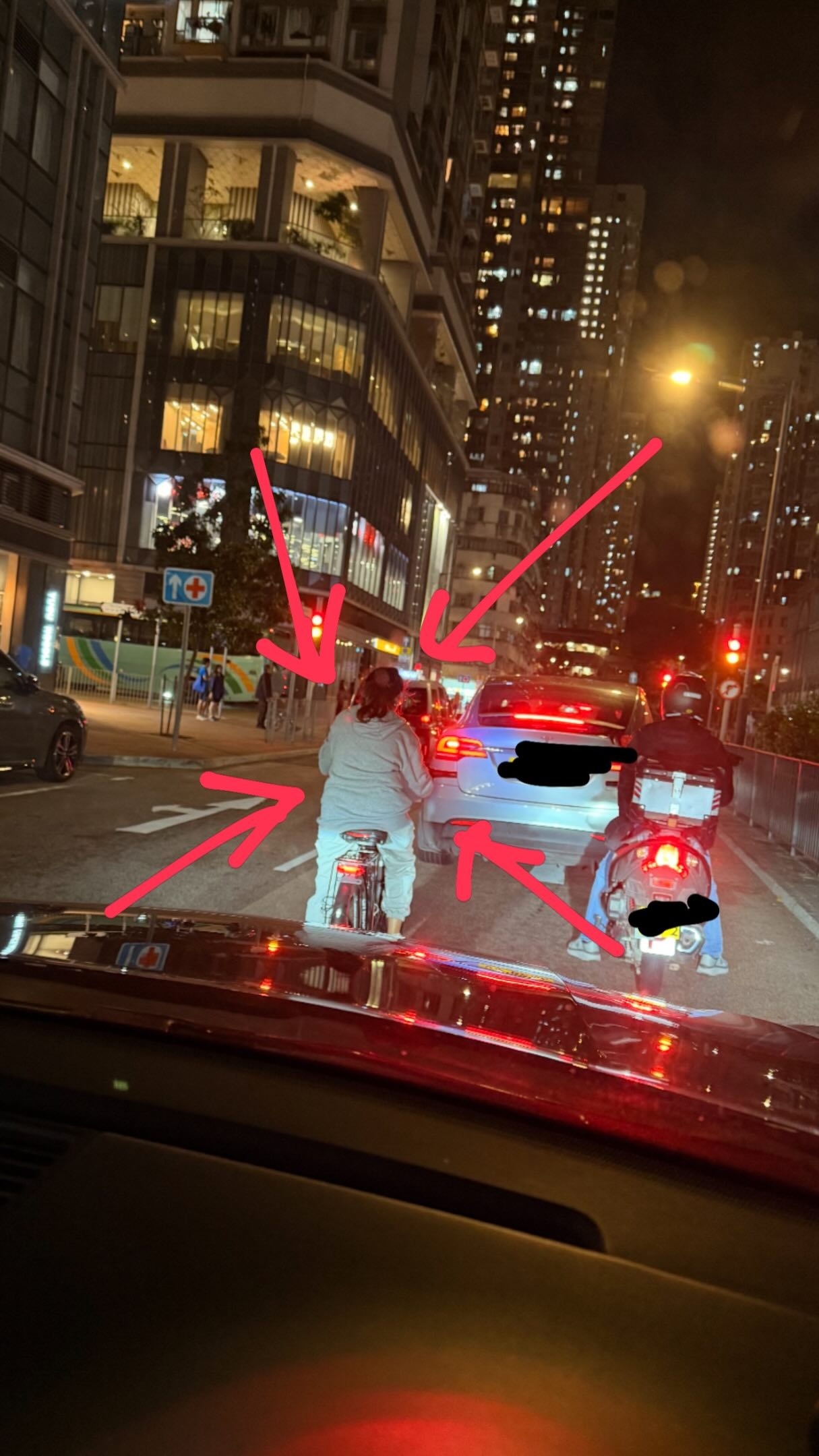 屯門男女無視法例　當街開電動單車仲唔戴頭盔　片主：我以為我喺深圳