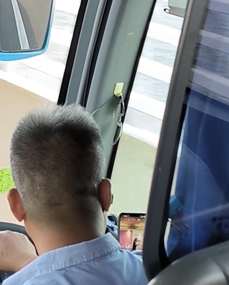 中港直通巴司機開車「煲劇」1.5小時　全程被拍下　乘客怒斥：嚇死我