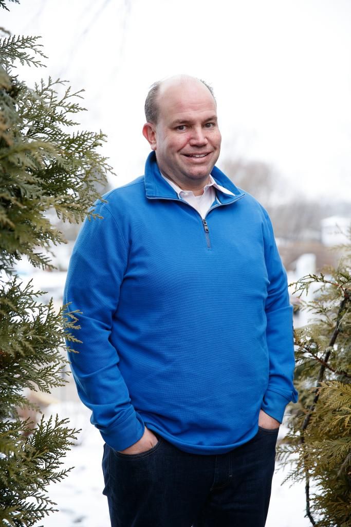 亨格福德身穿藍色套頭衫，站在森林裡