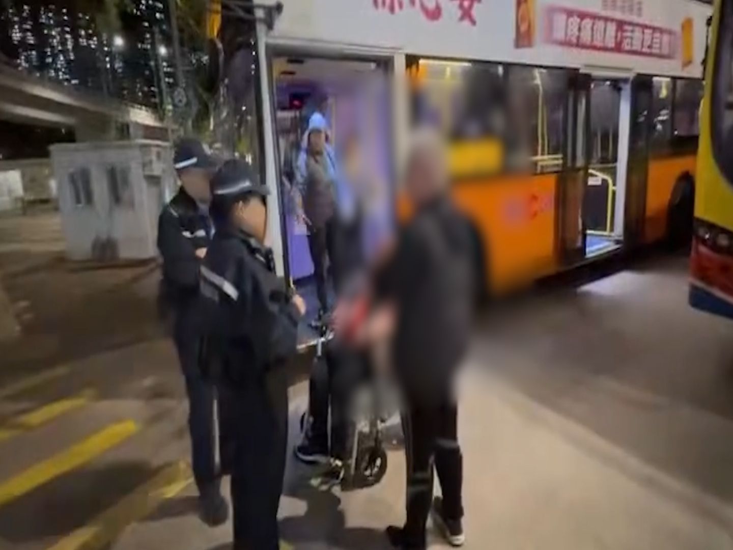 香港仔女車長被阿伯發難大鬧，只因輪椅婆婆未上到車？(影片截圖)