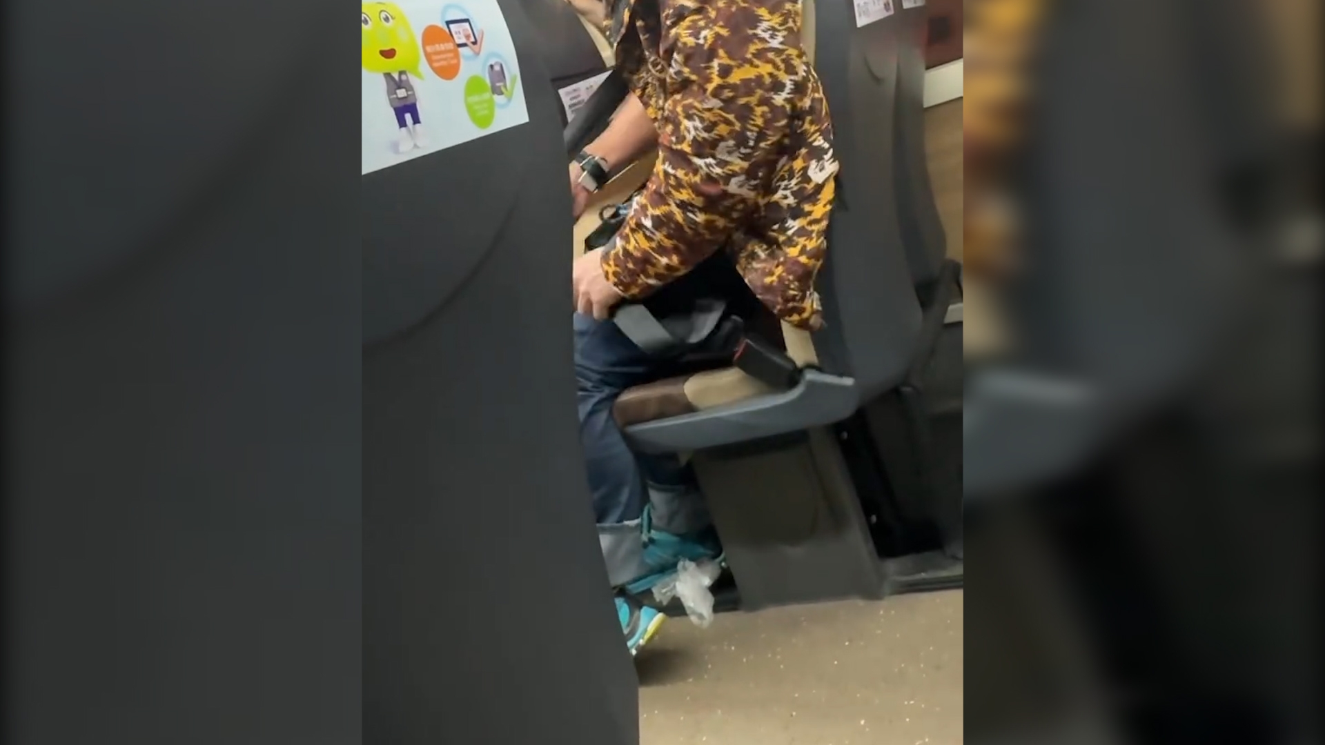 一名男子扣上安全帶，惟其後不能自行鬆脫而爆粗大鬧，更斥安全帶是「白癡」。