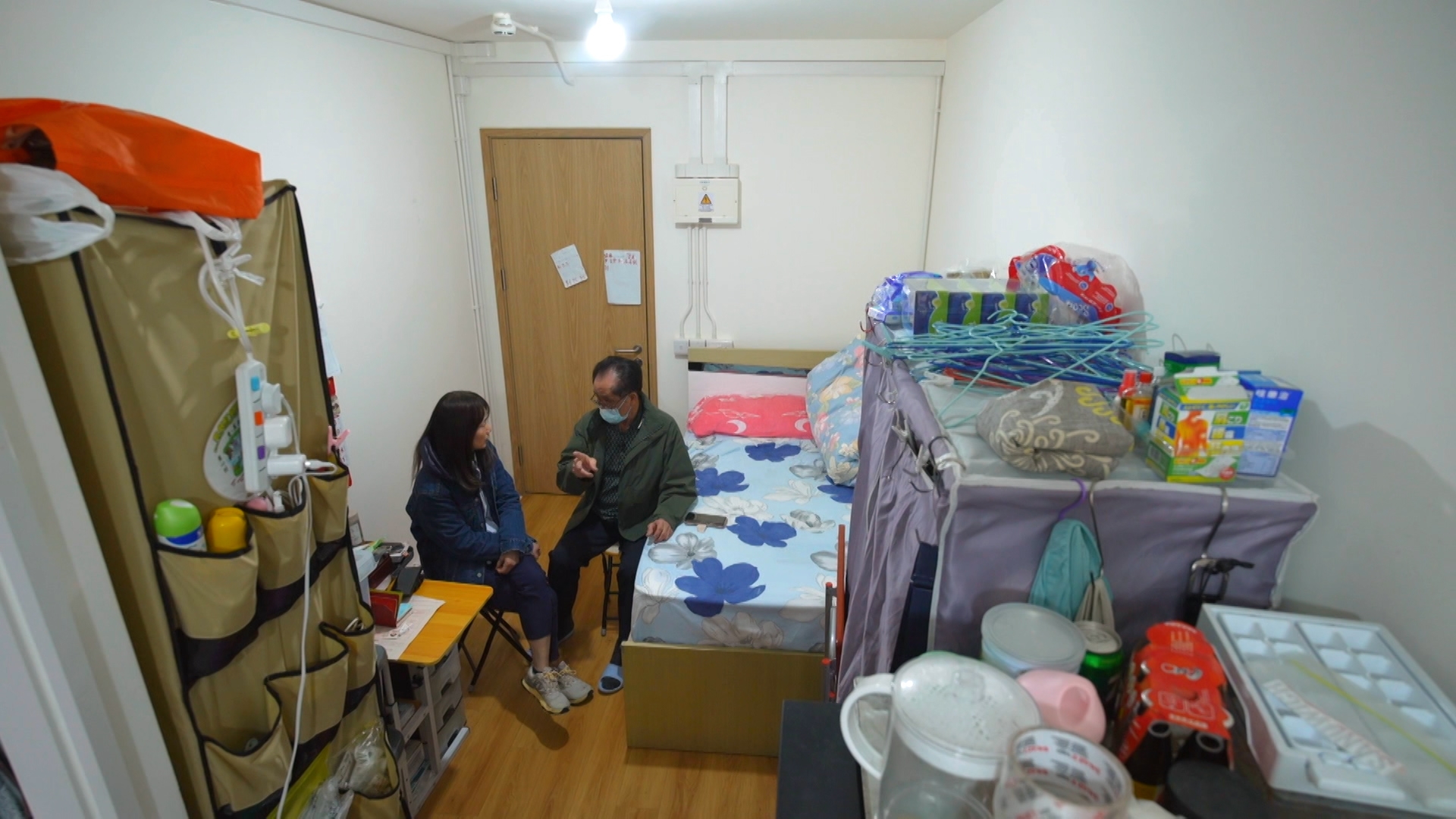 攝製隊把這些錄音播給陳伯聽，陳生並沒有顯得驚惶失措，且非常鎮定地作出所有回應。