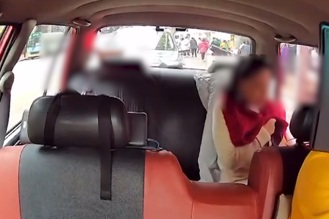 富婆出巡搭的士用「垃圾袋」墊位。(FB@高囂)
