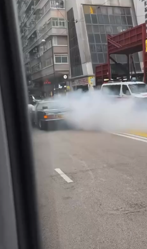 銅鑼灣古董車街頭著火冒濃煙警協助救火