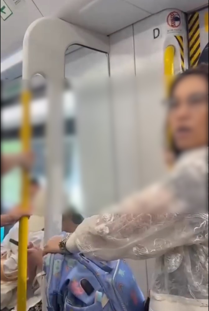 東鐵拖篋大媽踩細路女發惡鬧返乘客　唔道歉更大戰圍攻惹眾怒