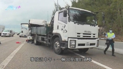 屯門公路兩貨車首尾相撞 兩人受傷送院