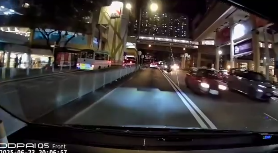 車Cam直擊｜清水灣道驚險一幕 黑裙女衝車陣過馬路 跌倒撞欄跪地嚇親司機