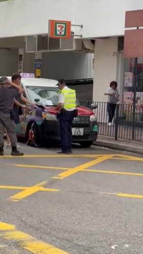 有片｜黃埔花園鎖車隊手速勁快　的士司機落車買水即被鎖車