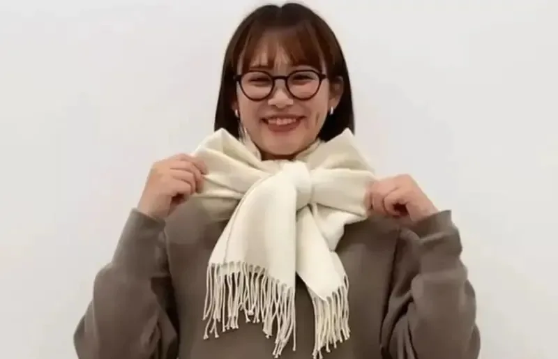 ▲UNIQLO官方日前也分享3種「圍巾綁法」，Ribbon（緞帶卷法）適合注重外型的朋友使用。（圖／取自IG@UNIQLO）