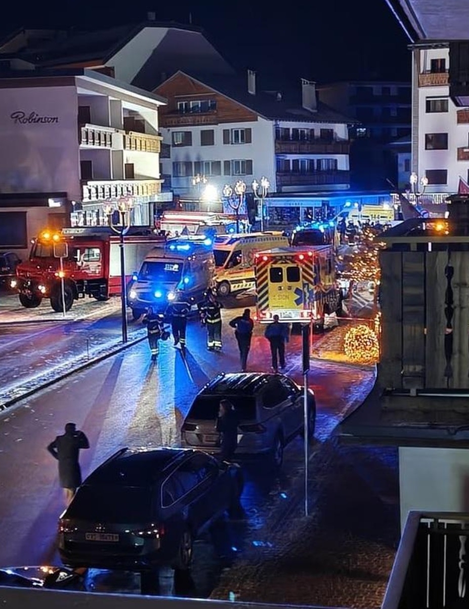 消防及救護車在場施救。 (網上截圖)