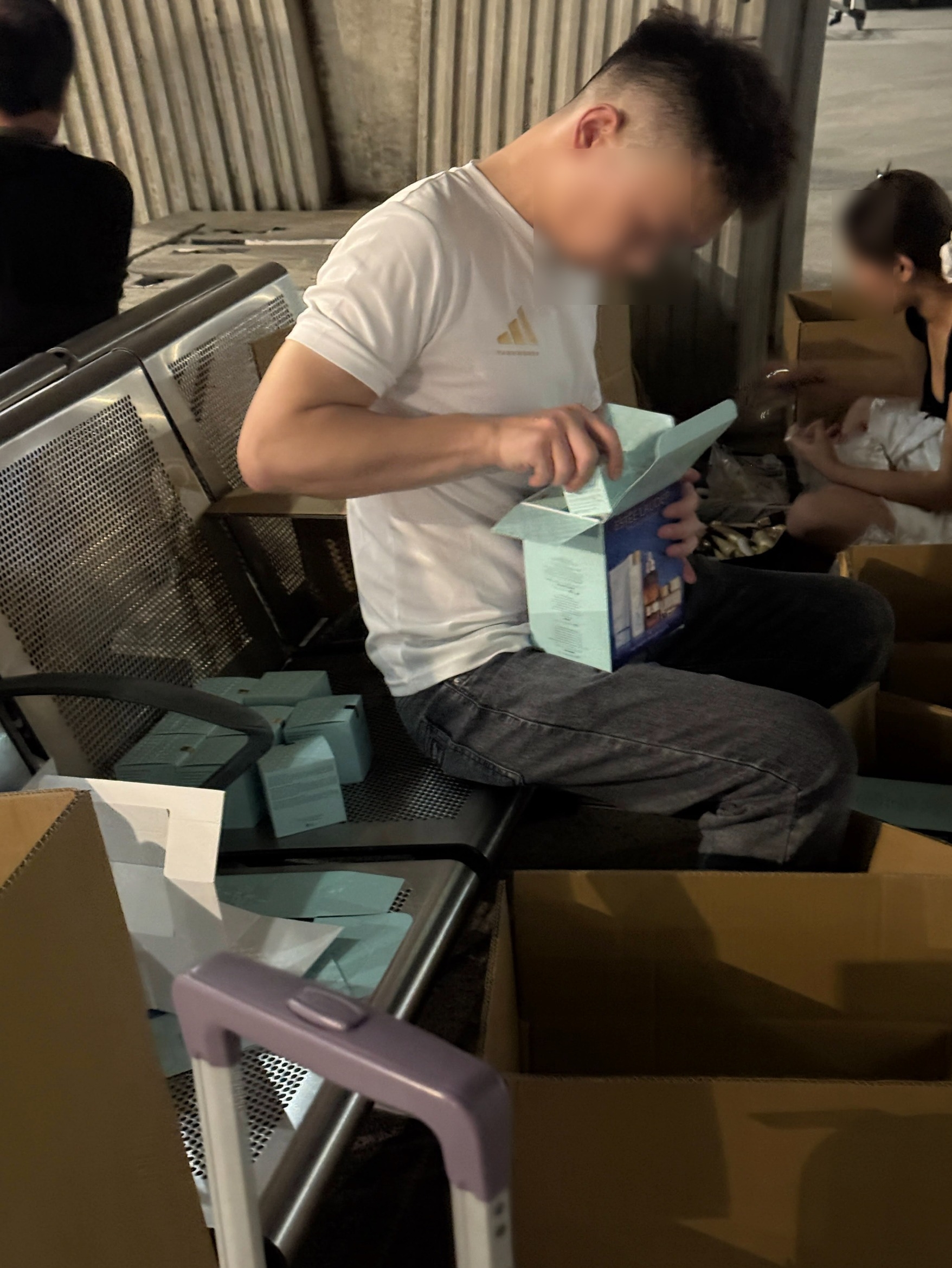 東張西望報料｜香港機場再變「拆貨場」　水貨客又隨地拆盒執貨兼分裝　到底有無犯法？ （Threads＠tattooonmyshoulder）