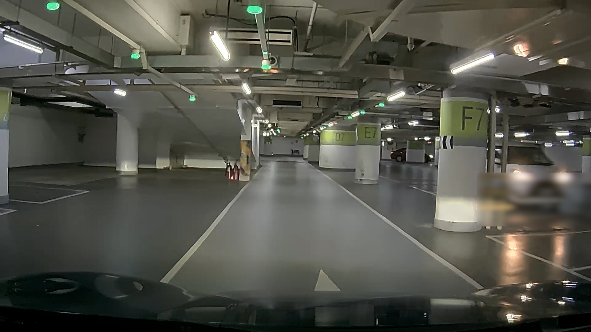 東張西望報料｜沙田商場停車場「危險司機」車位間高速行駛　觀眾報料籲小心 （觀眾鄧先生提供影片截圖）