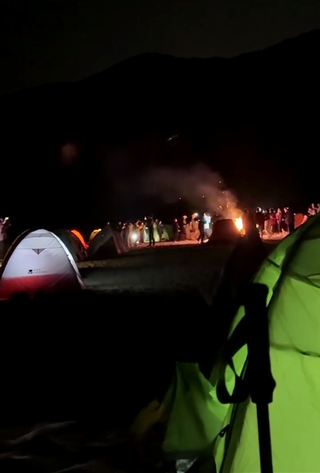 根據網上最新流傳的 10 秒影片顯示，在夜色下的鹹田灣海灘，約有 10 多名遊客正興奮地圍繞著一堆火勢猛烈的篝火載歌載舞。