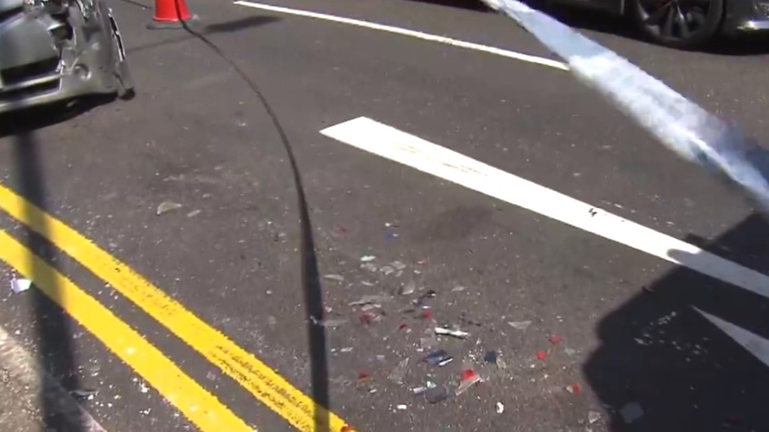 涉事私家車的車頭燈損毀，碎片散落在地上。（網上圖片）