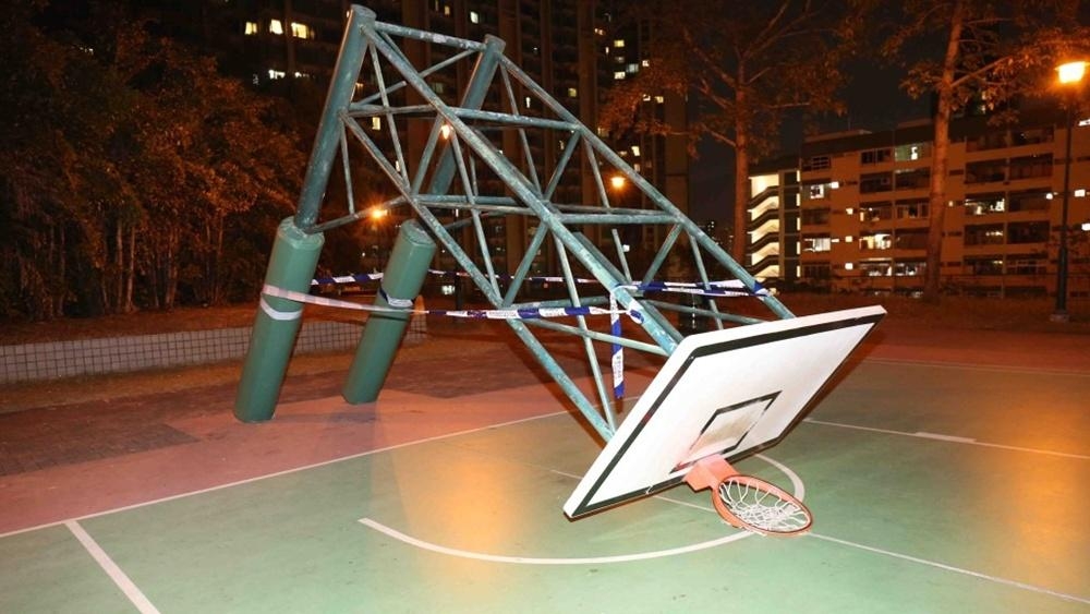 土瓜灣遊樂場籃球架突倒塌　少年遭擊中受傷送院　支柱驚現銹漬疑維修不足